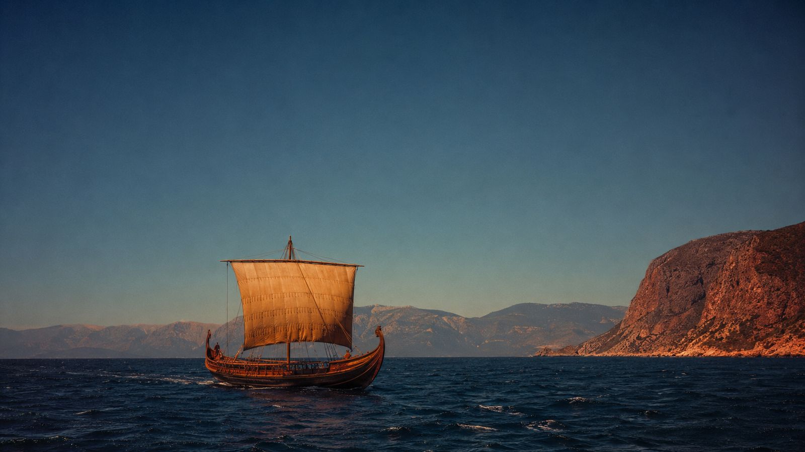 Nave greca a vela quadra in navigazione sottocosta al tramonto